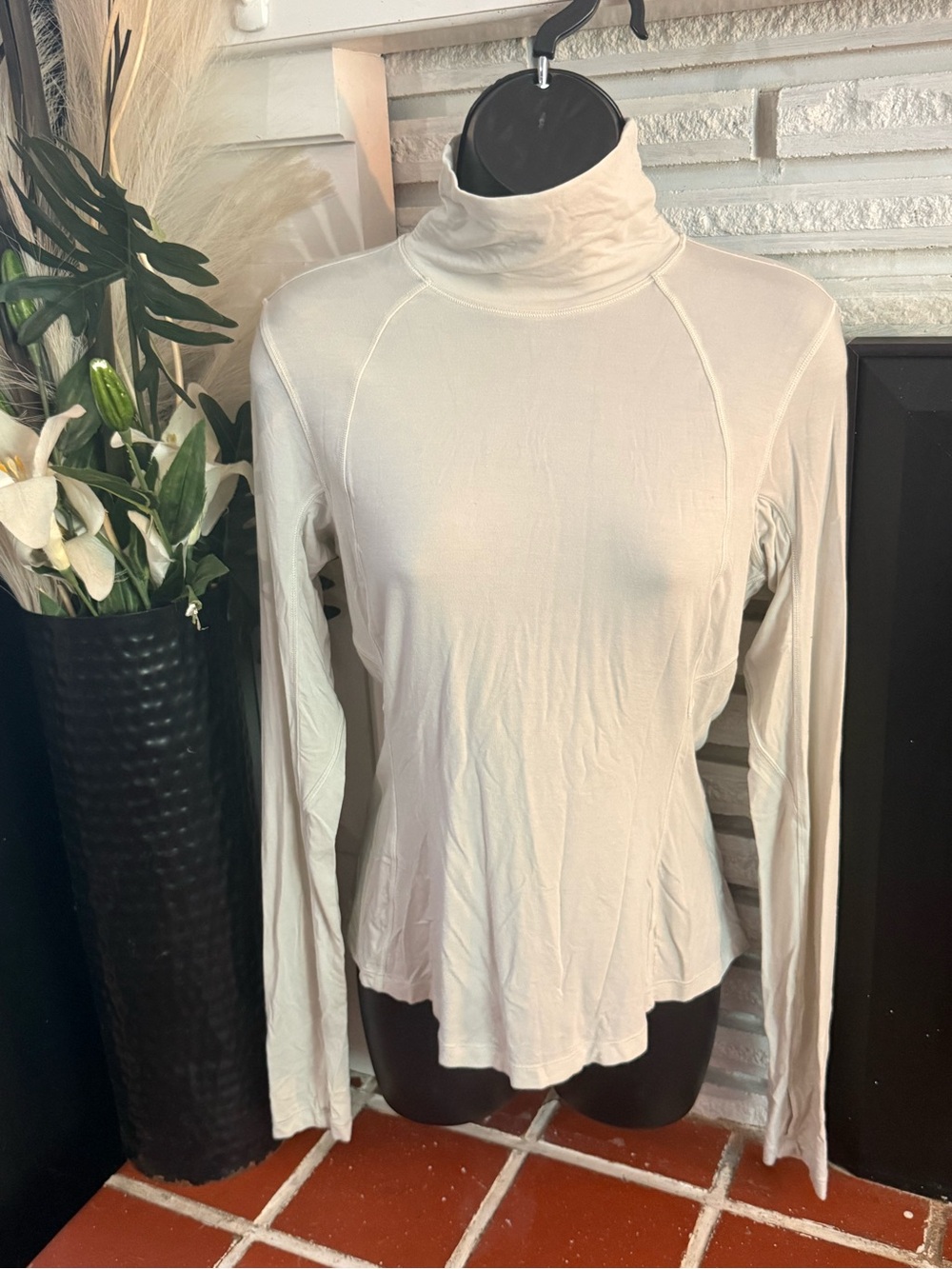 lululemon athletica Cream Long-Sleeve Turtleneck Top - Size S